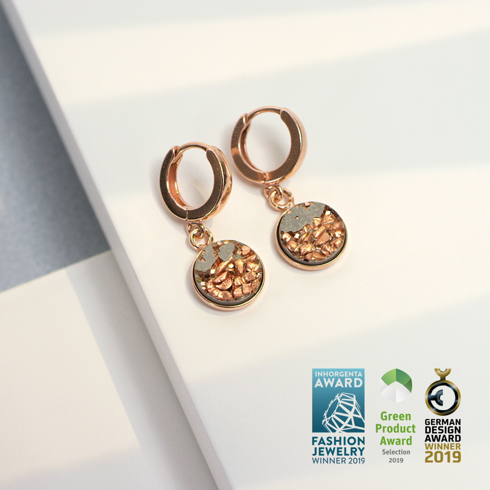 CONCRETE JUNGLE earrings made of gray concrete with copper and rose gold hoops, design award